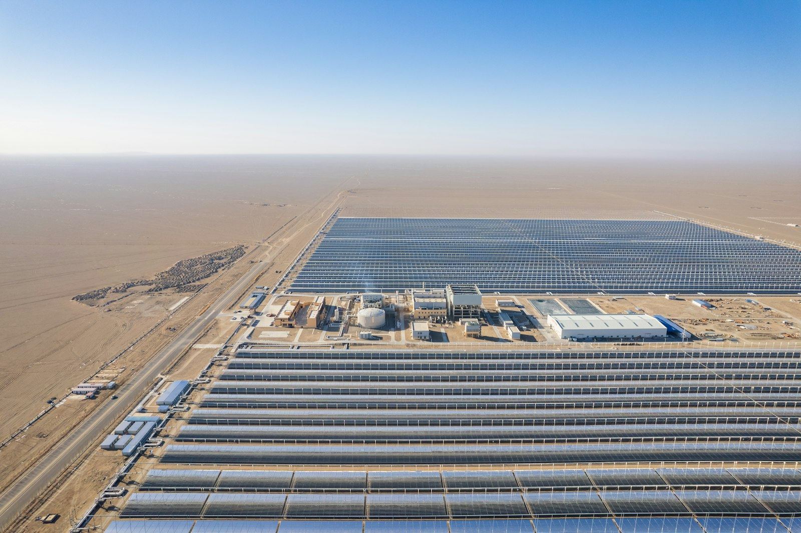 Große Photovoltaikanlage aus der Vogelperspektive