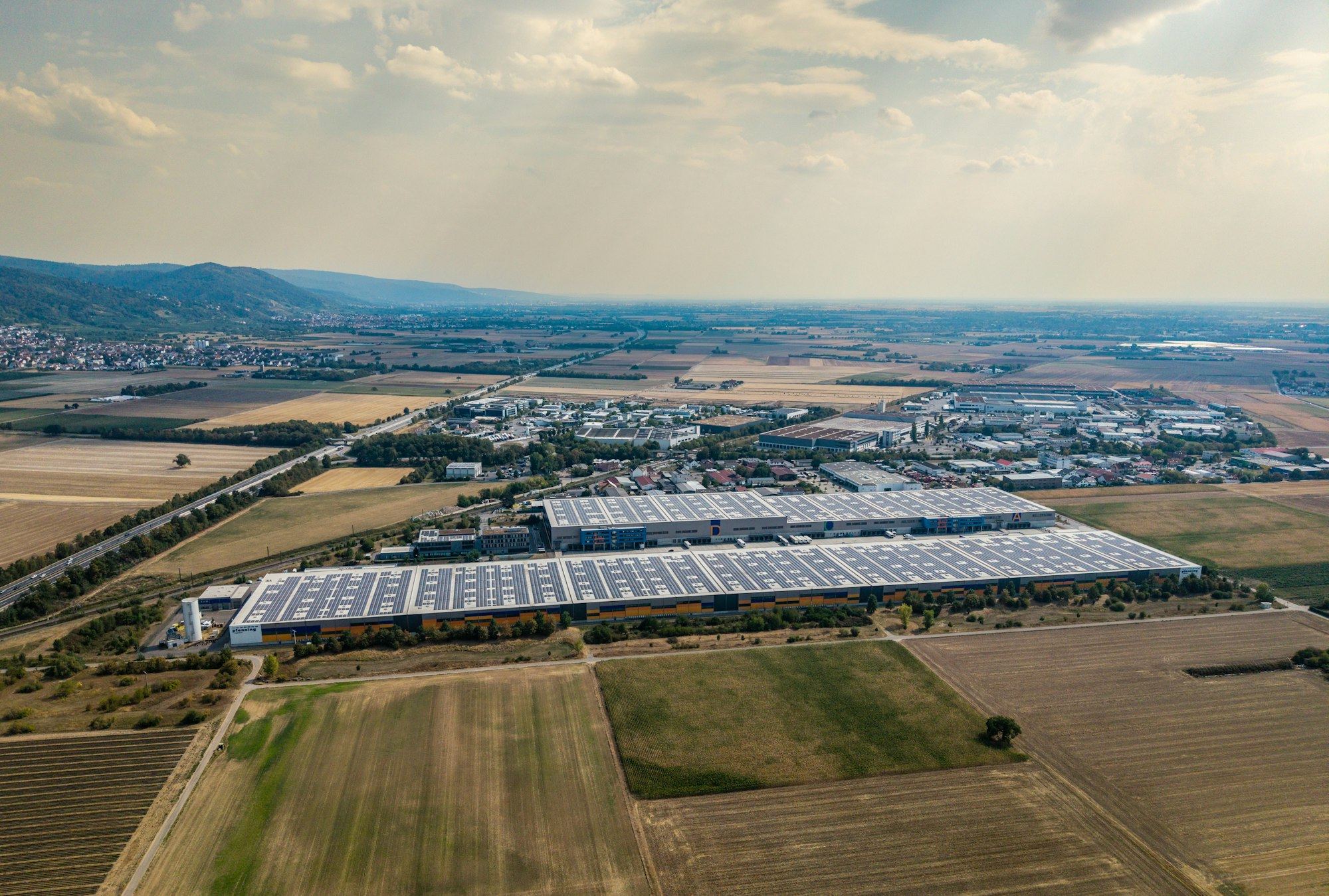 Strešná fotovoltika na veľkej logistickej hale