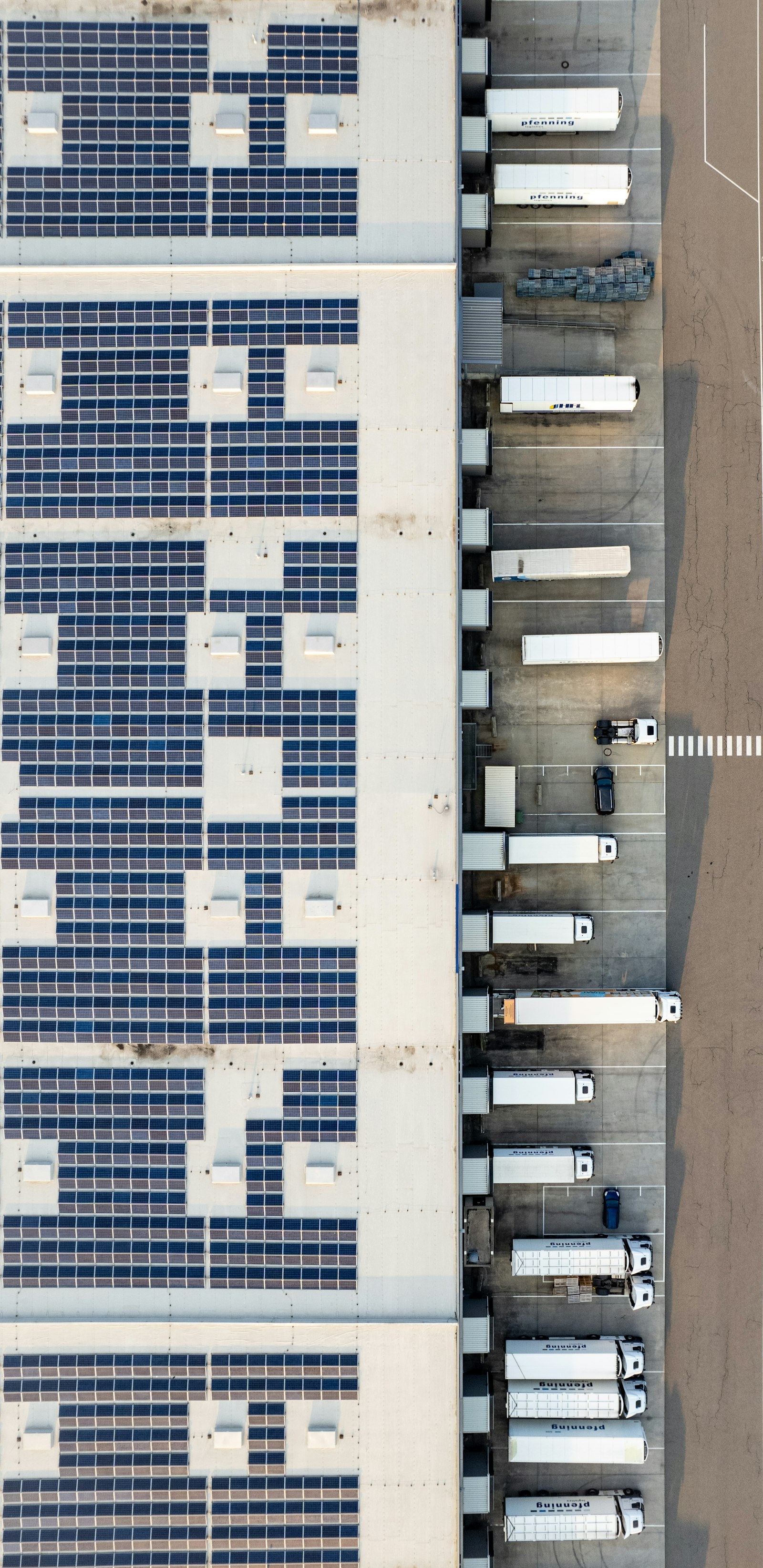 Logistikareal mit Aufdach-Photovoltaik