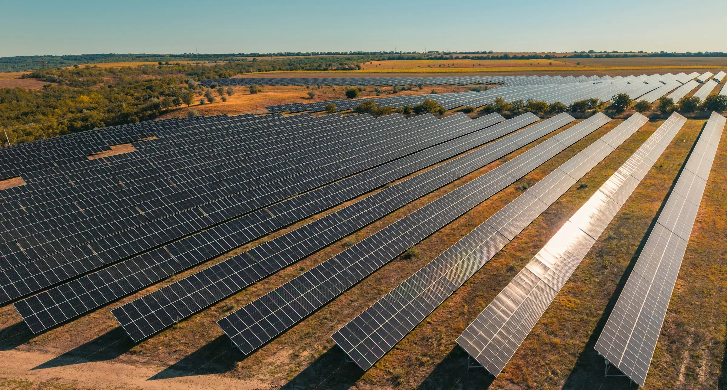 Velká fotovoltaická elektrárna s dlouhými řadami panelů